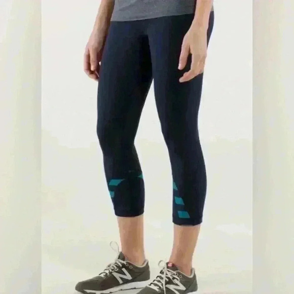 Lululemon  Run Inspire Crop! Blue yoga pants capris size 8 - Picture 2 of 4